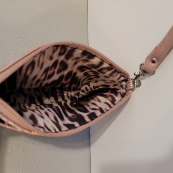 5/$25 Nicole Miller NY Quilted Wristlet - Picture 4 of 6